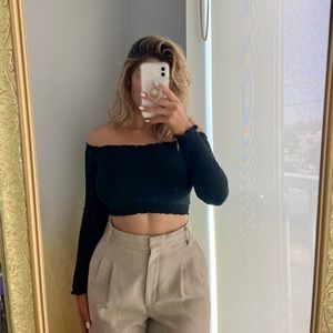 Size M | Black off-the-shoulder crop top